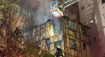 Alev alev yanan iki katlı ahşap metruk bina küle döndü