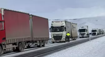 Ardahan'da buzlanma nedeniyle yolda kalan 16 tır kurtarıldı
