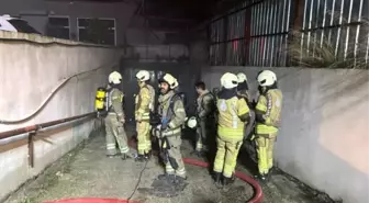 Avcılar'da tekstil atölyesine ait depo alevlere teslim oldu