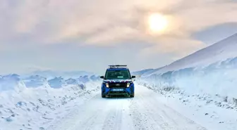 Beyaza bürünen Bayburt'ta jandarma ekipleri görev başında