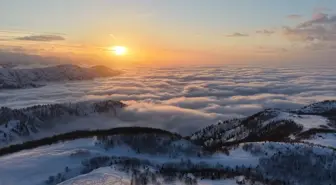 Deniz manzaralı yaylada bulutların eşsiz görüntüsü