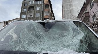 Erzurum'da kamyonetin üzerine çatıdan buz kütlesi düşmesi kamerada
