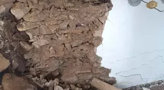 Heyelanda tek katlı ev toprak altında kaldı