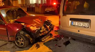 Isparta'da hafif ticari araçla çarpışan Tofaş otomobildeki 4 kişi yaralandı