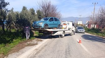 İzmir'de iki otomobilin çarpıştığı kaza güvenlik kamerasında