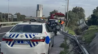 İzmir'de şarampole devrilen kamyonun sürücüsü yaralandı