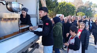 Kaskını kız arkadaşına verdiği kazada hayatını kaybeden motosiklet sürücüsü için lokma dağıtıldı