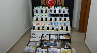 Kırşehir'de kaçak 1042 cep telefonu ekranı ve 287 batarya ele geçirildi