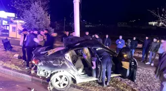 Kontrolden çıkan araç, trambüs direğine çarptı: 1 ağır yaralı