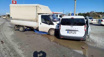 Manavgat'ta kamyonet ile çarpışan aracın sürücüsü yaralandı
