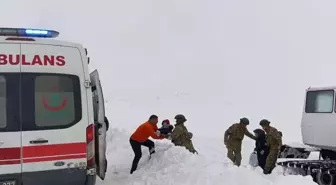 Mehmetçik, Kars'ta kardan kapanan yollar nedeniyle ulaşılamayan hasta çocukları sağlık ekiplerine teslim etti