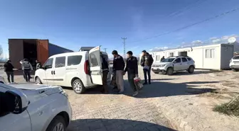 Mermer yüklü tırda gizlenen 4 kaçak göçmen yakalandı