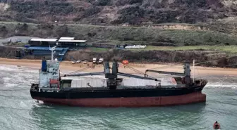 Sarıyer'de karaya oturan gemide dalgıçlar hasar tespiti yapıyor