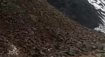 Sason'da kar ve yağmur sonrası heyelan: Köy minibüsü yolda mahsur kaldı