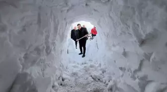 Hakkari'de Esnaf Kar Yığınından Tünel Yaptı