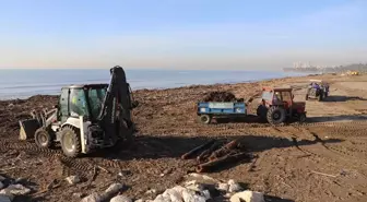 Akdeniz Belediyesi ekipleri Millet Bahçesi'nin sahilini temizledi