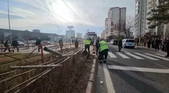 Araç refüjde bekleyen yayaların arasına daldı: 3 yaralı