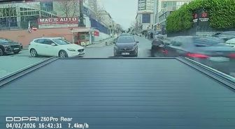 Ataşehir'de caddede ilerleyen otomobil ara sokaktan çıkan motosikletliye çarptı