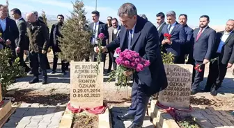 Bakan Tekin Şanlıurfa'da deprem şehitliğini ziyaret etti