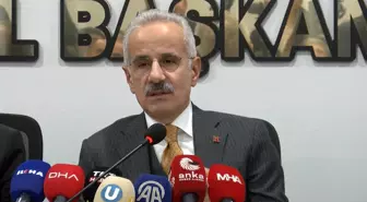 Ulaştırma ve Altyapı Bakanı Uraloğlu, Deprem Şehitliğinde Dua Etti ve Projeleri Tanıttı