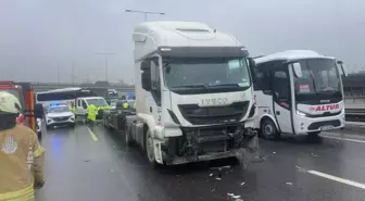 Başakşehir'de TIR, otomobile arkadan çarptı