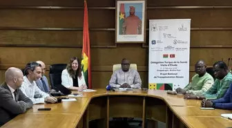 Burkina Faso Sağlık Bakanı Kargougou, Türk Büyükelçi Esirgen ile sağlıkçıları kabul etti