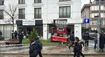 Büyükçekmece'de kontrolden çıkan kamyon iş yerine girdi