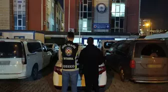 Büyükçekmece'de tartıştığı kişinin aracına saldıran şüpheli yakalandı