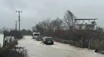 Çanakkale'de yağış nedeniyle köy yolunda çökme meydana geldi