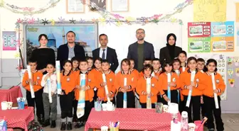 Çatak'ta öğrencilere dünya ve Türkiye haritaları dağıtıldı