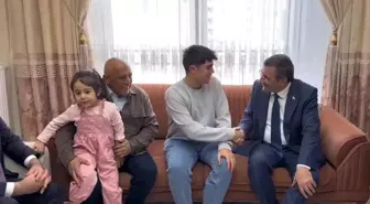 Cumhurbaşkanı Yardımcısı Yılmaz'dan depremzede aileye ziyaret