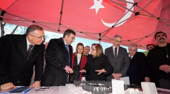 Cumhurbaşkanı Yardımcısı Yılmaz, Gaziantep'te depremzede Dalar ailesini ziyaret etti