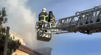 Daireler tahliye edildi, itfaiye çatıdan yangına müdahalede bulundu