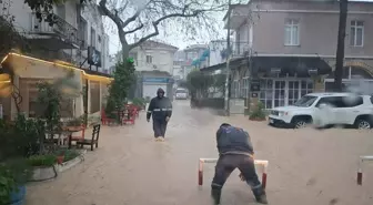 İzmir Çeşme'de sağanak; yollar göle döndü