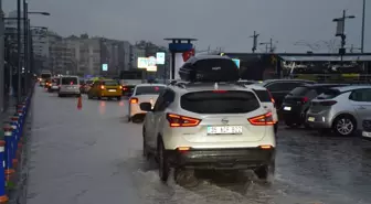 İzmir'de Kordon Suyla Doldu