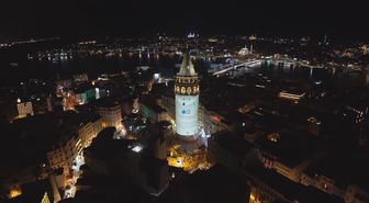 Kahramanmaraş depreminin yıl dönümü nedeniyle Galata Kulesi'ne video yansıtıldı