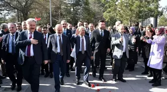 Kayseri'de 5 belediyede görev yapan işçiler, toplu iş sözleşmesini meşalelerle kutladı