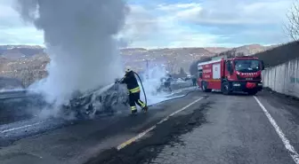 Ordu'da yanan otomobilden geriye demir yığını kaldı