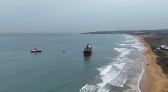 Türkeli Demir Sahası'nda Karaya Oturan Kargo Gemisi Kurtarma Çalışmaları Devam Ediyor