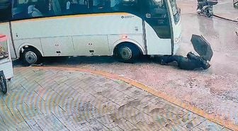 Servis minibüsünün çarpıp sürüklediği kadın yara almadan kurtuldu