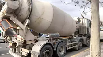 Seyir halindeki beton mikserinden kopan tekerlek üç otomobile çarptı