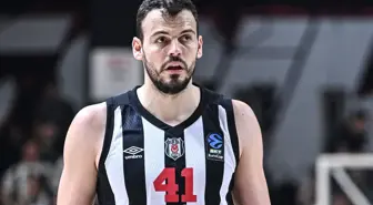 Smaç bastı, hırsıyla potayı kırdı! Kafasına tam 6 dikiş atılmasına rağmen maça çıkıp yıldızlaştı