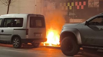 Sultangazi'de yer altı elektrik kablolarının alev alması kamerada