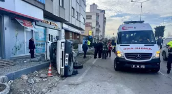 Trabzon'da kontrolden çıkan otomobilin devrilmesi güvenlik kamerasına yansıdı