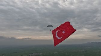 Türk bayrağıyla serbest paraşüt atlayışında Türkiye rekoru