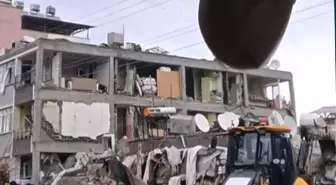 6 Şubat'ta kepçeyle gittiği enkazdan annesinin cenazesini çıkartan operatör o anları anlattı