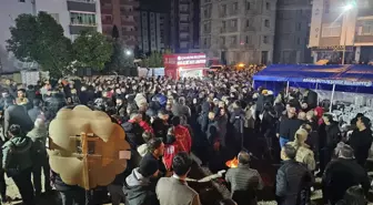 Adana'da anma etkinliği 96 kişinin hayatını kaybettiği bina alanında yapıldı