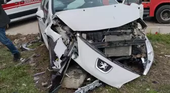 Adana'da iki otomobilin çarpıştığı kazada 3 kişi yaralandı