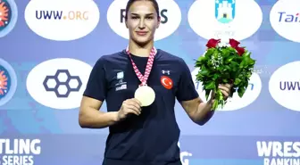 Akkök Holding şirketlerinden milli güreşçi Buse Tosun Çavuşoğlu'na tebrik