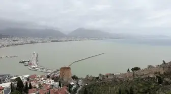 Alanya'da sağanak sonrası denizin rengi değişti